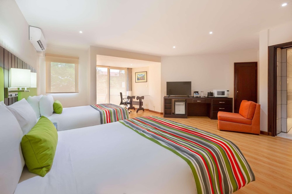 Room, 2 Double Beds, Non Smoking - Photo 5