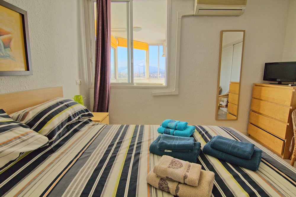 Apartamento en la ciudad, 1 habitación, con vista a la ciudad y al mar.