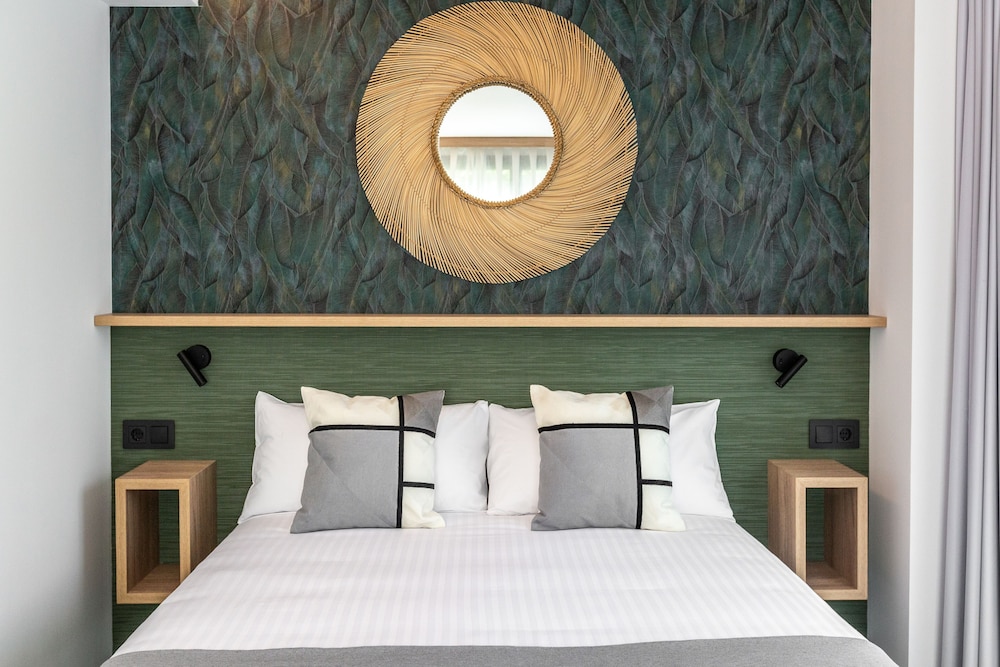 Design Double Room, 1 Queen Bed, Mountain View, Garden Area - Photo 5