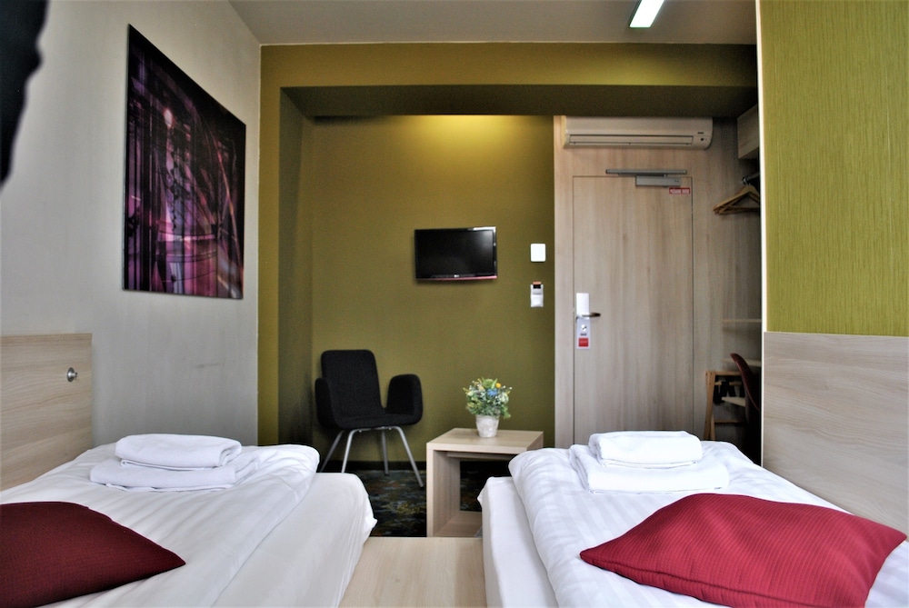 Standard Twin Room - Photo 1
