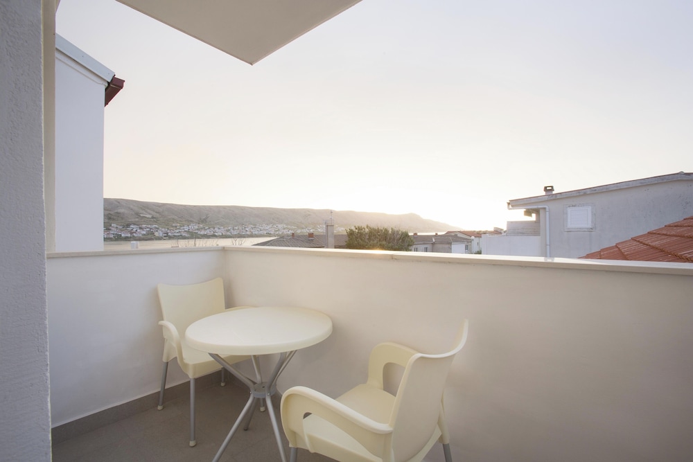Deluxe Double or Twin Room, Balcony photo 3