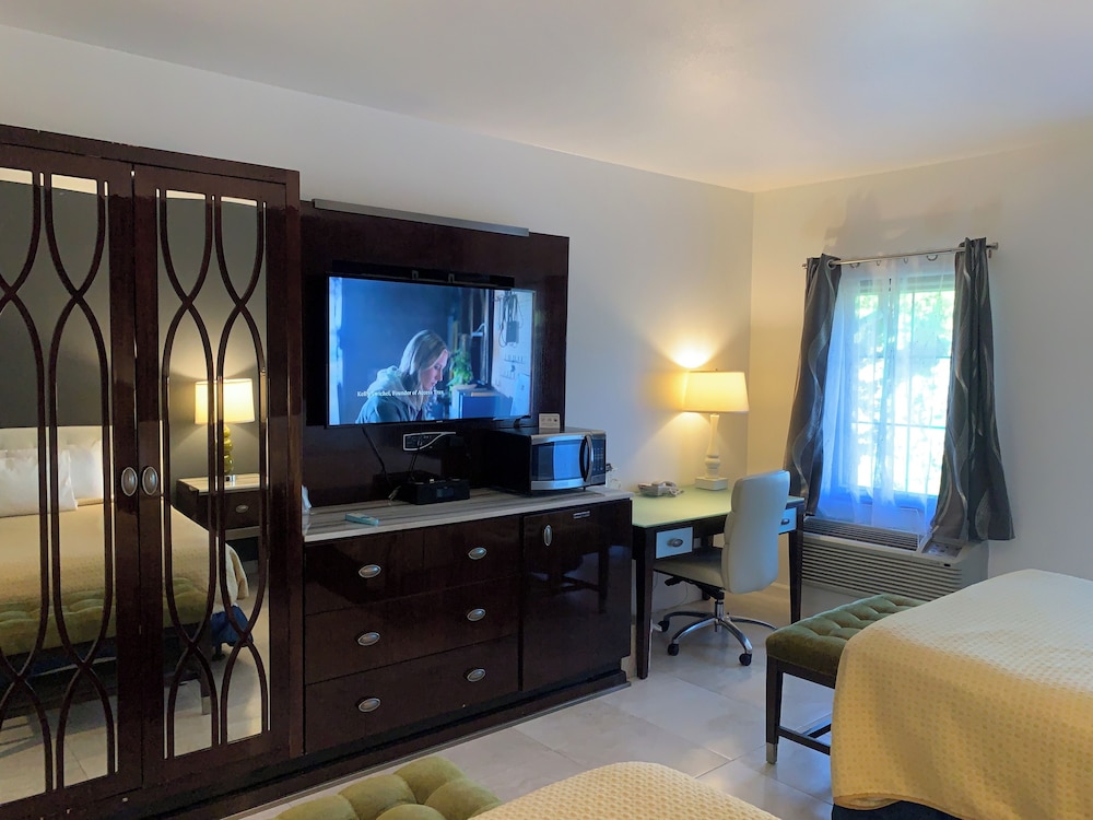 Premier Room, 2 Queen Beds photo 3