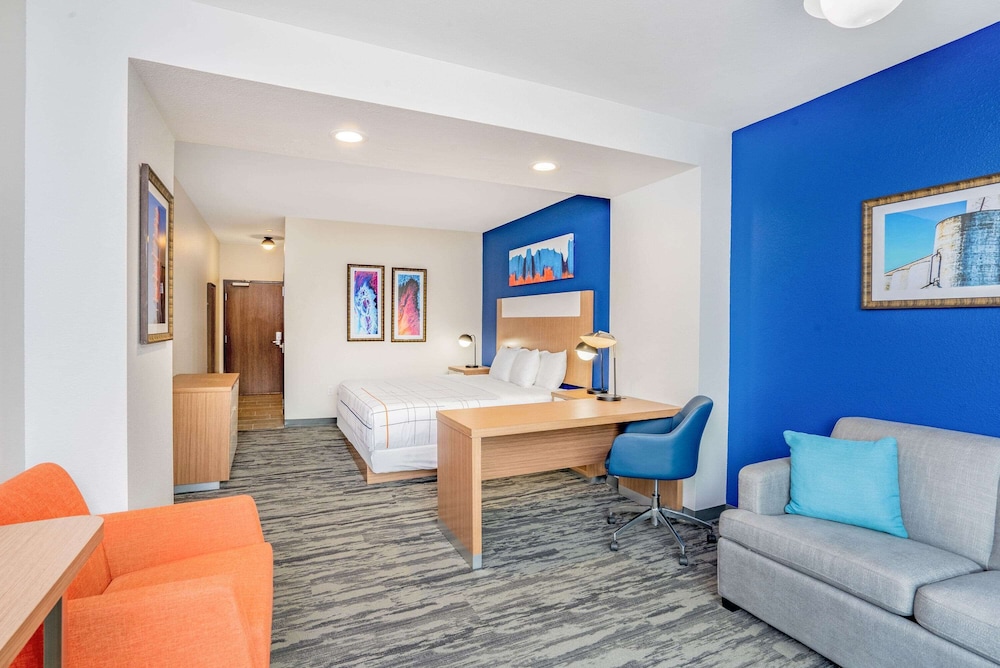 Deluxe Room, 1 King Bed, Accessible, Non Smoking (Mobility) - Photo 3