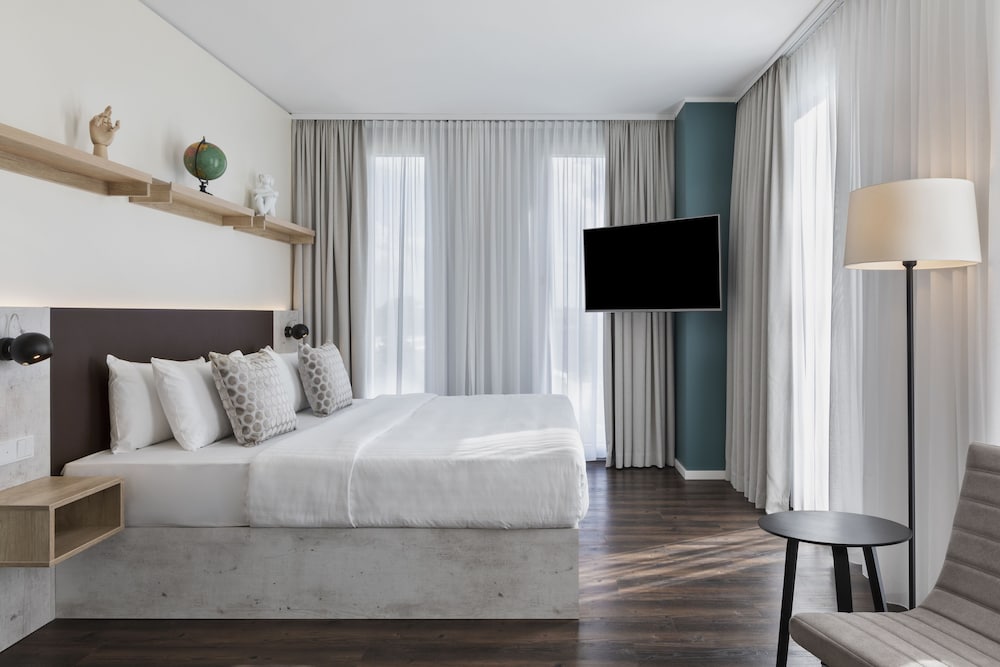 Suite - Photo 3