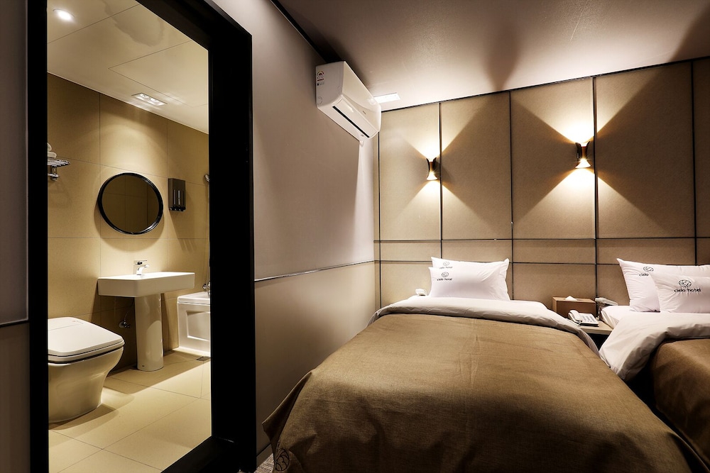 Twin Room - Photo 5