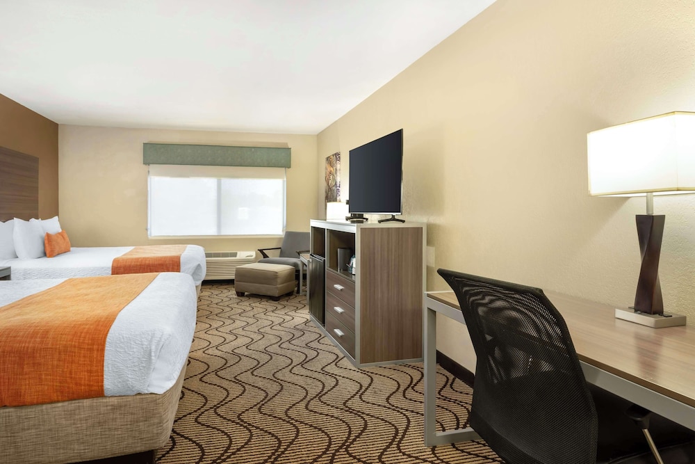 Standard Room, Multiple Beds, Non Smoking, Refrigerator & Microwave - Photo 8