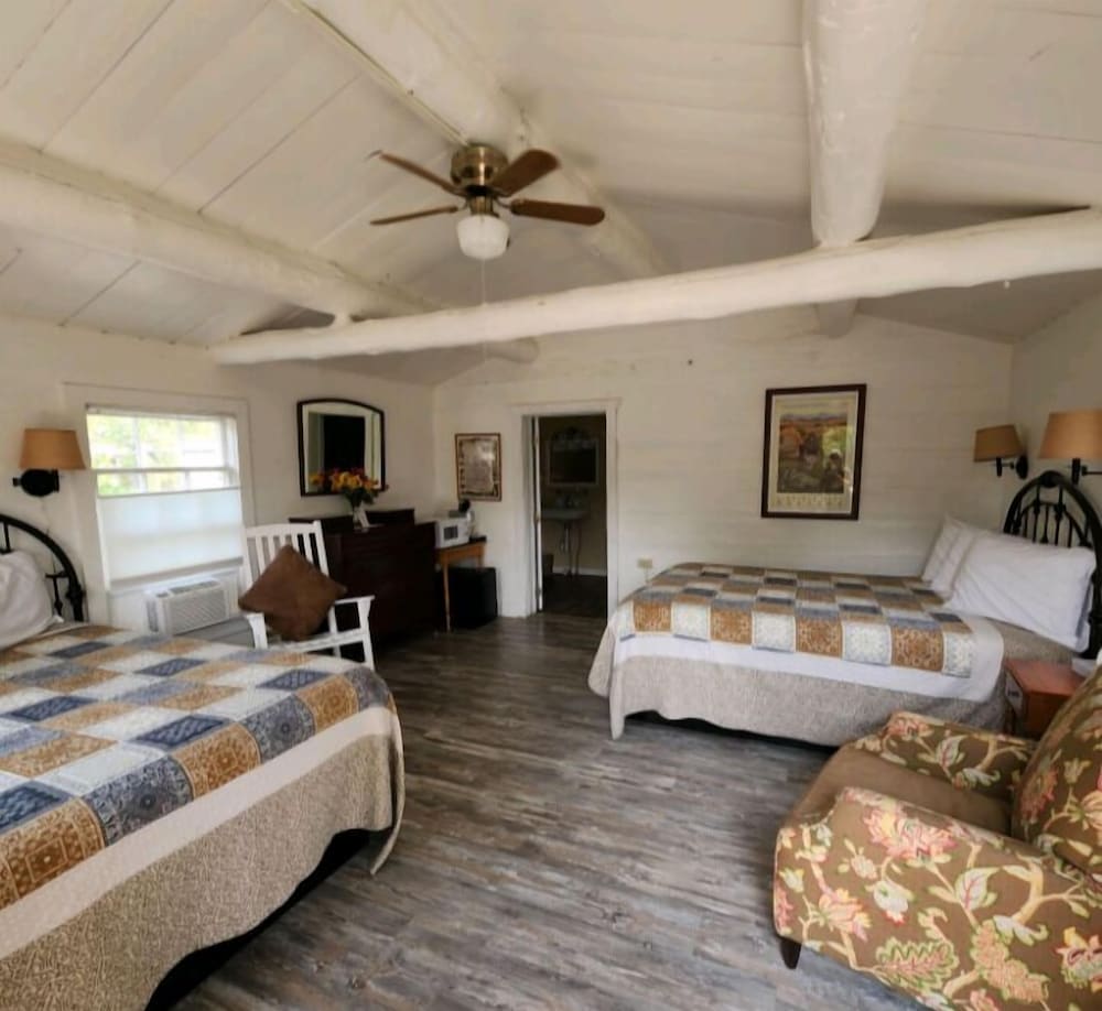 Standard Cabin, 2 Queen Beds photo 2