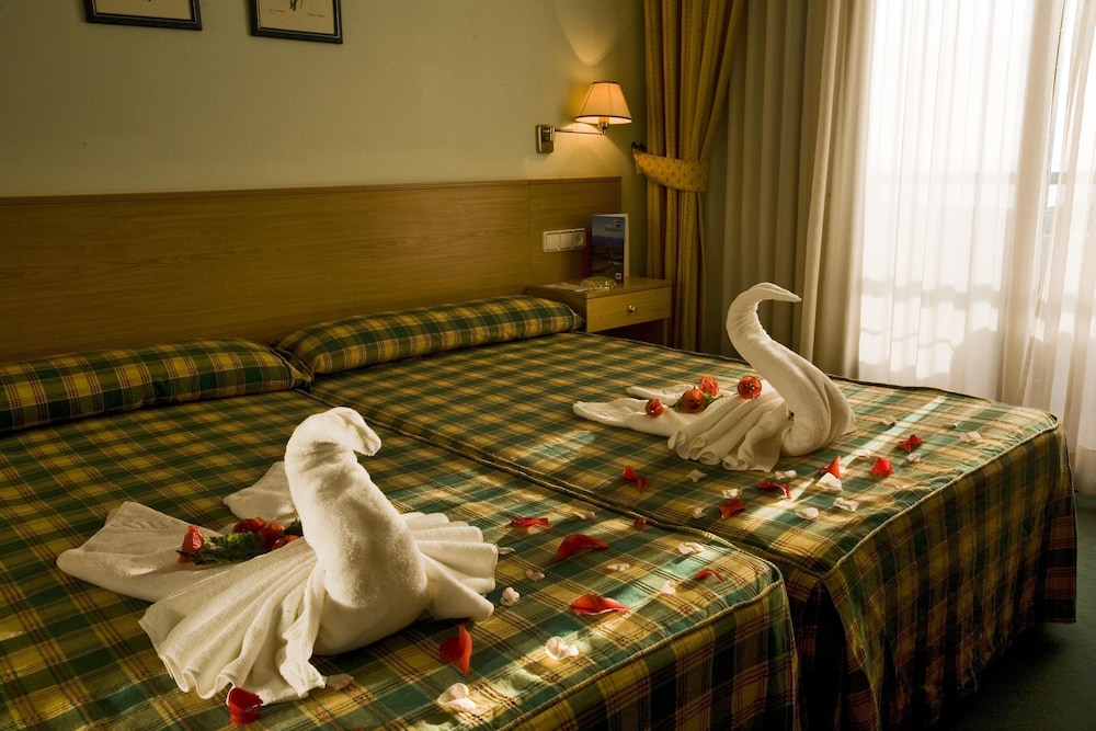 Standard Room, 2 Twin Beds, Sea View - Photo 7