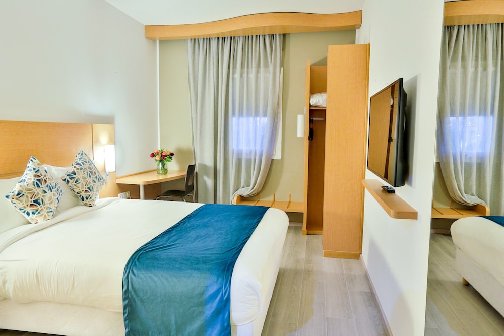 SUPERIOR DOUBLE ROOM POOL VIEW - Photo 1