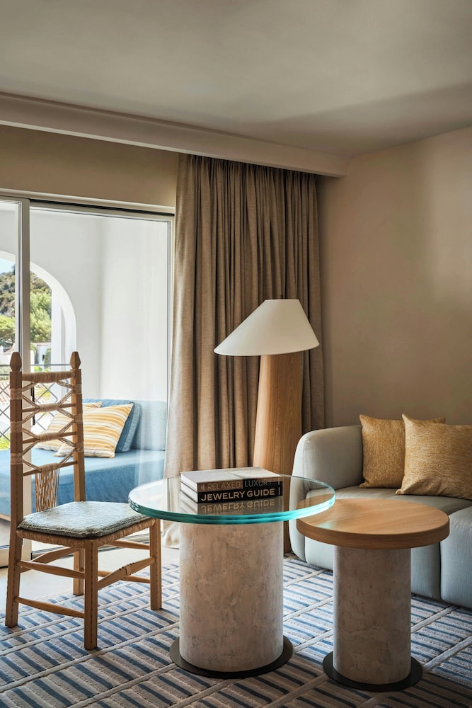 Deluxe Suite, 1 King Bed, Balcony photo 2
