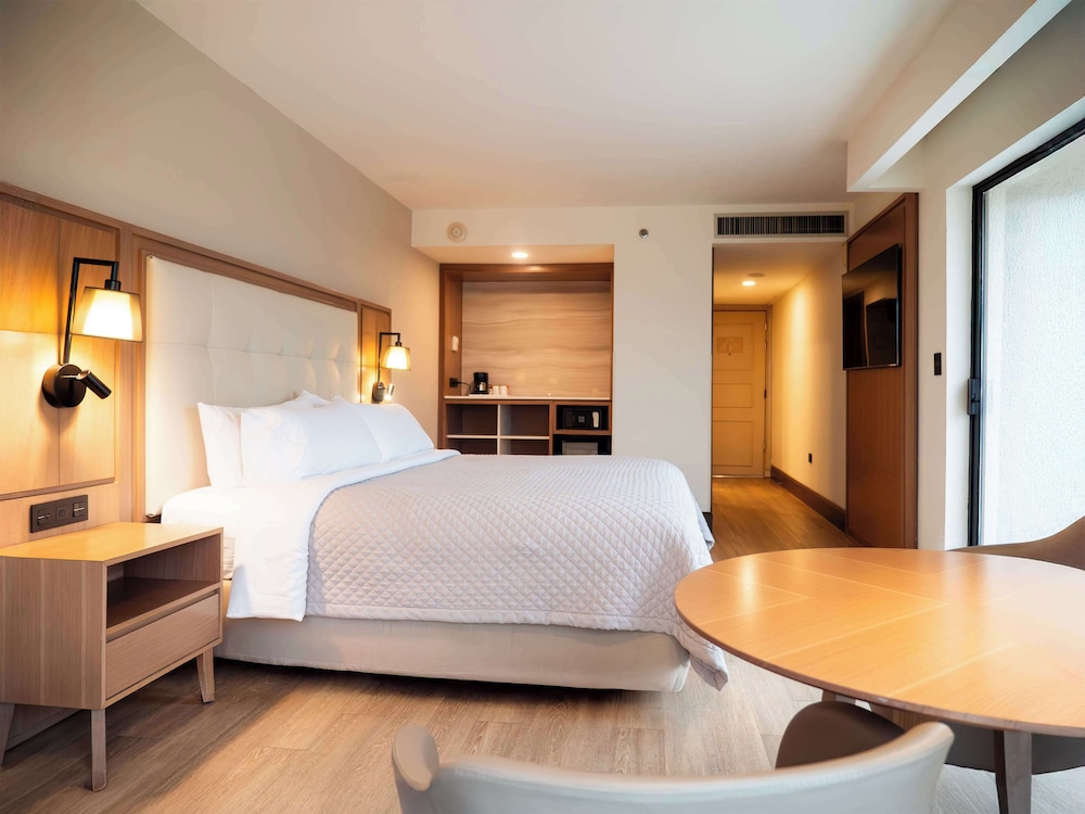 Superior Room, 1 King Bed, Accessible - Photo 8