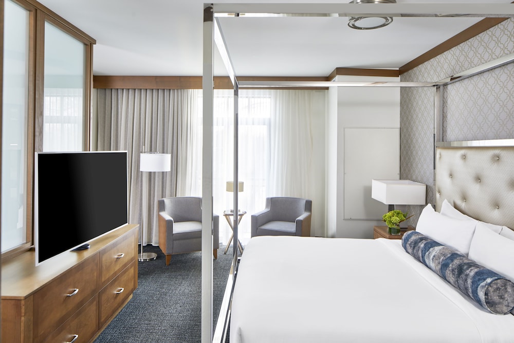 Junior Suite, 1 King Bed, Mobility Accessible, photo 6