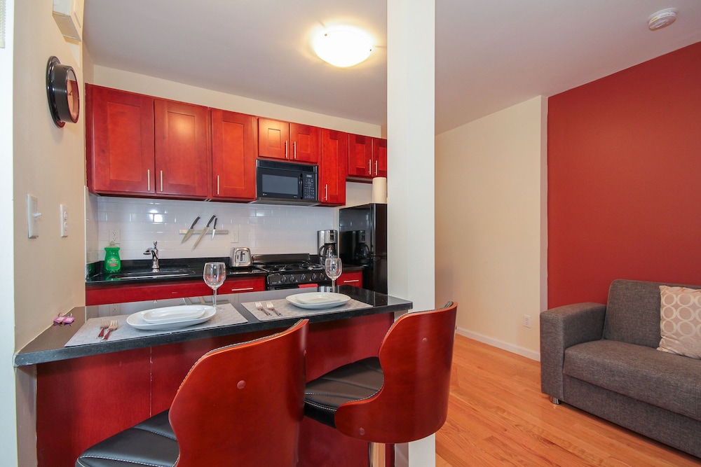 City Apartment, 2 Bedrooms photo 3
