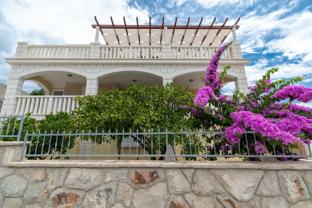 Villa (Modern Villa with Pool) photo 1