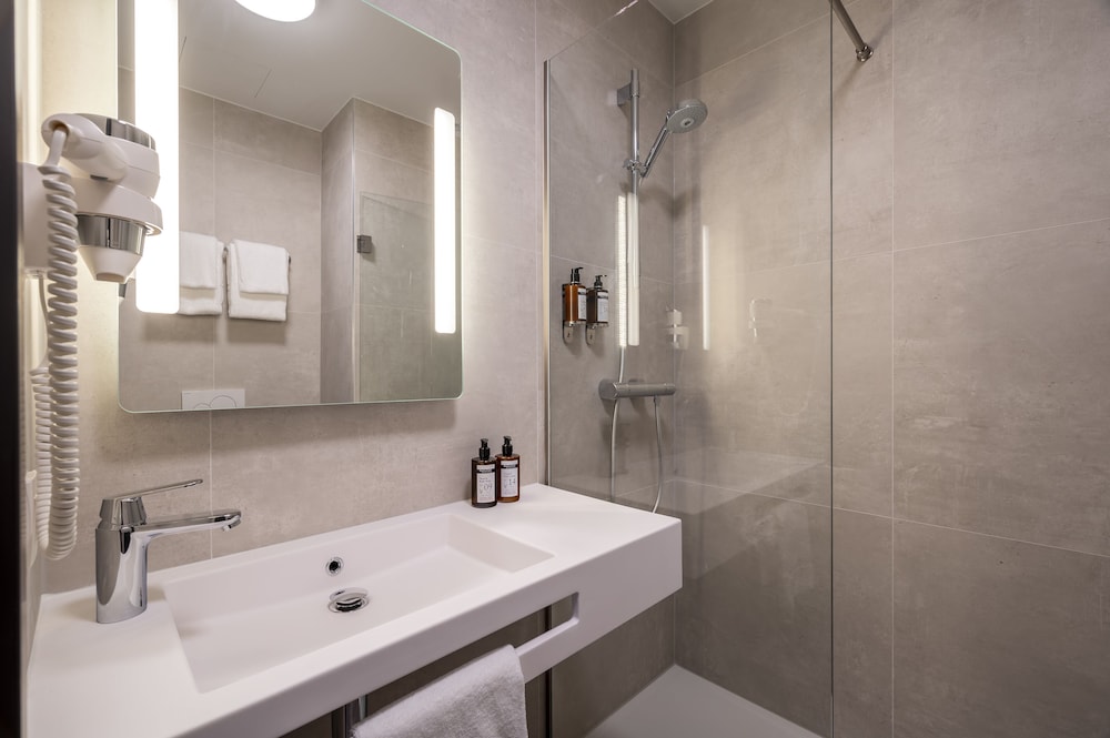 Superior Double Room thumbnail 5