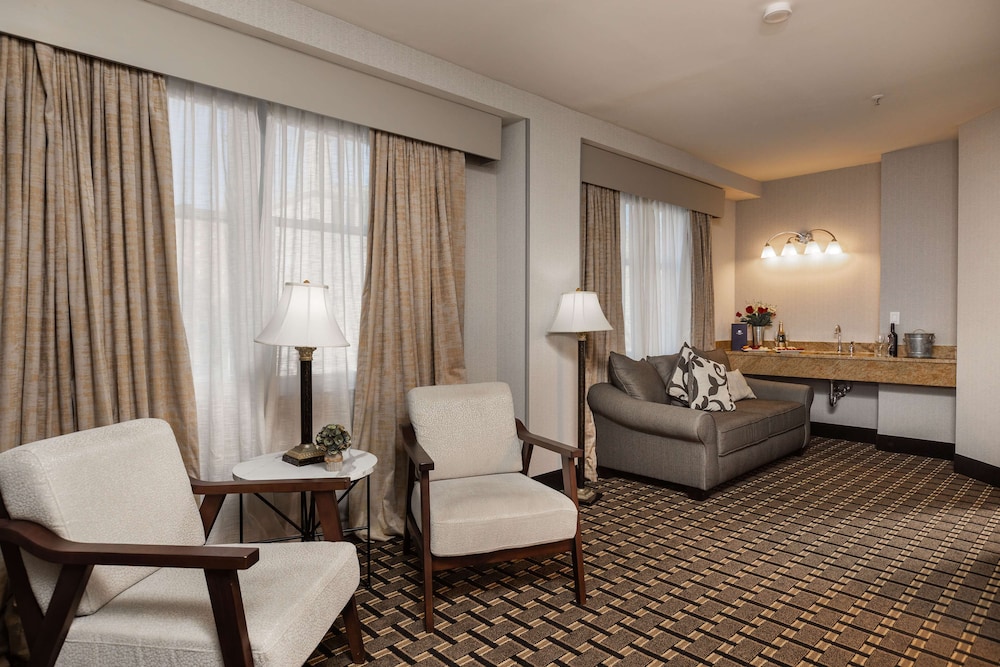 Suite, 1 King Bed, Non Smoking - Photo 4