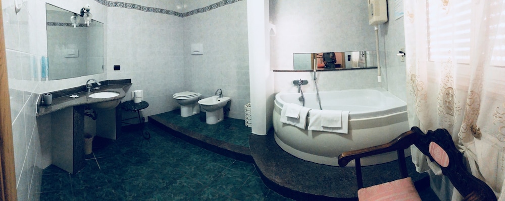 Deluxe Double Room, Jetted Tub photo 3
