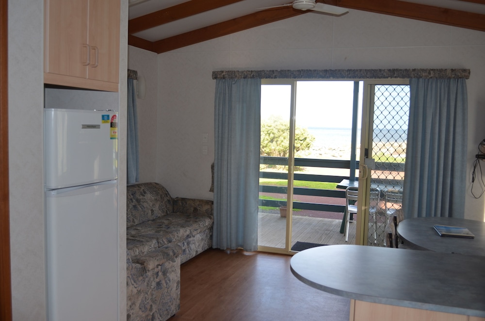 Classic Cabin, 2 Bedrooms (Linen Provided for Master Bedroom Only) photo 1