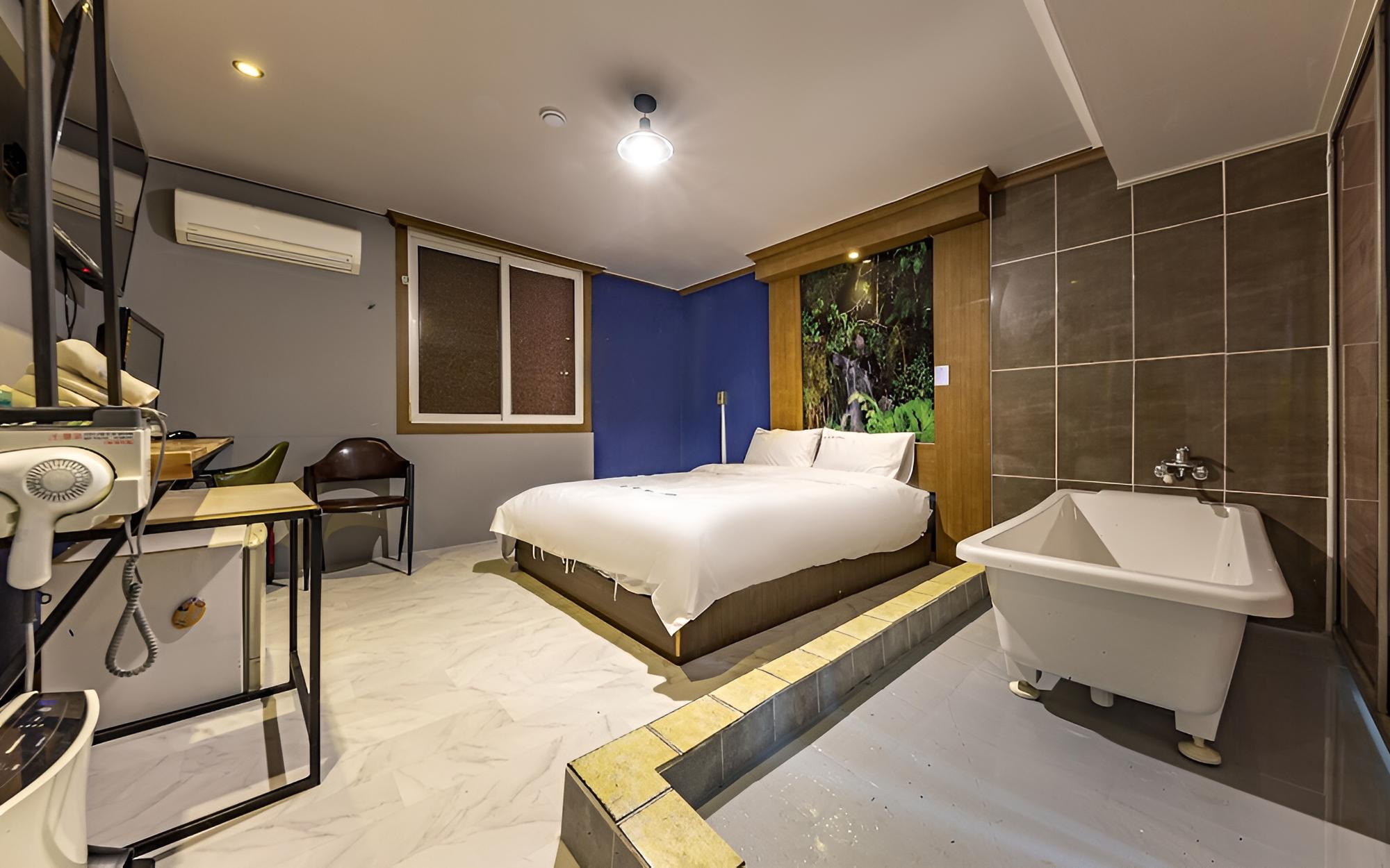 Room (Two Bedroom - Family Only (Double Bed) photo 2