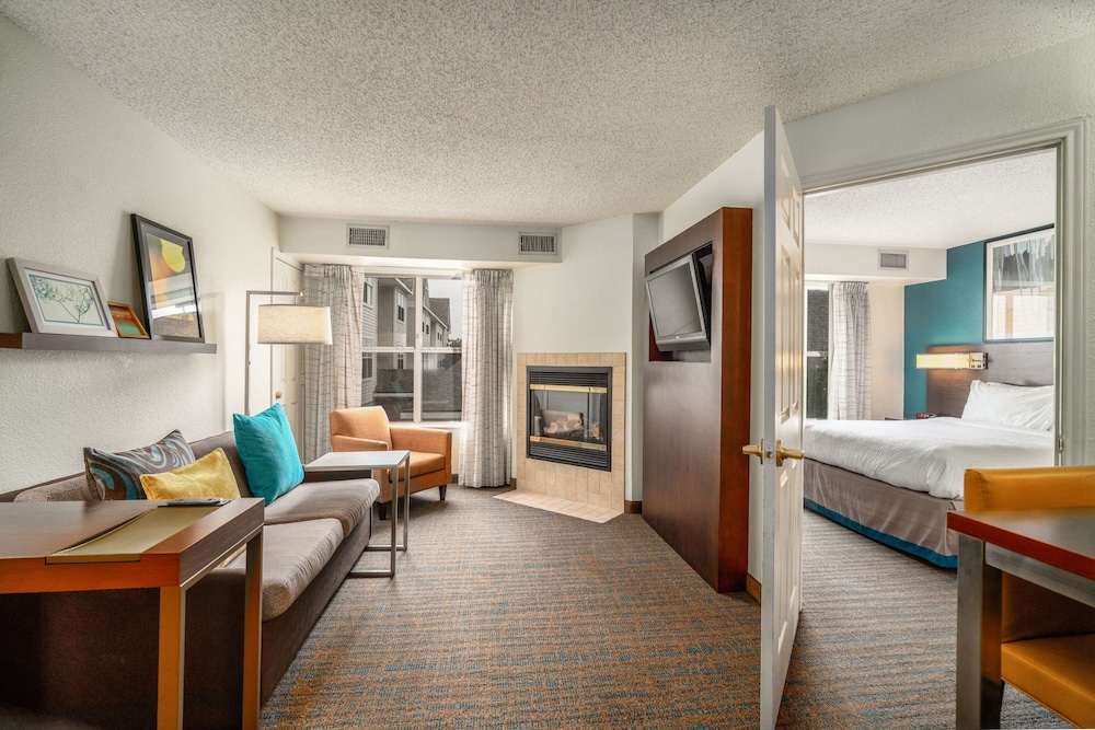 Suite, 2 Bedrooms - Photo 2