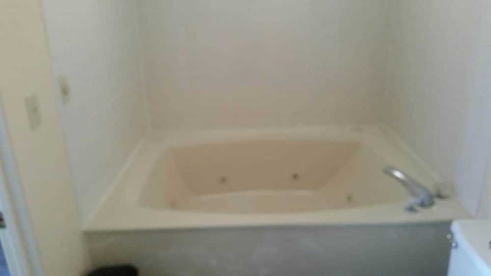 Classic Suite, 1 King Bed, Smoking, Jetted Tub photo 2