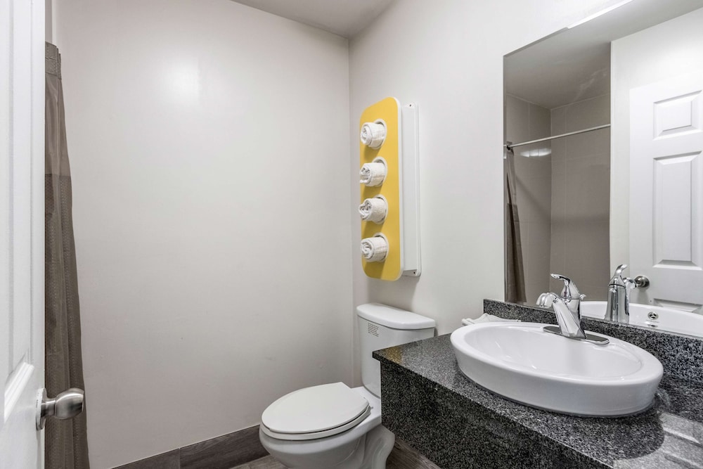 Deluxe Room, 1 Queen Bed, Non Smoking, Kitchenette - Photo 7
