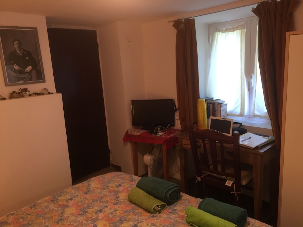 Economy Apartment, 1 Bedroom, Kitchenette, Ground Floor (The Oscar Wilde Apartment) photo 2