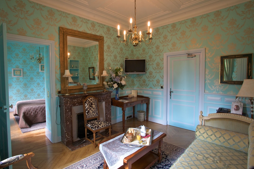 Traditional Suite, Bathtub, Garden View photo 3