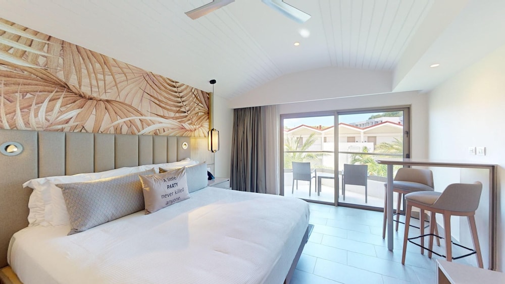 Luxury Garden View Room