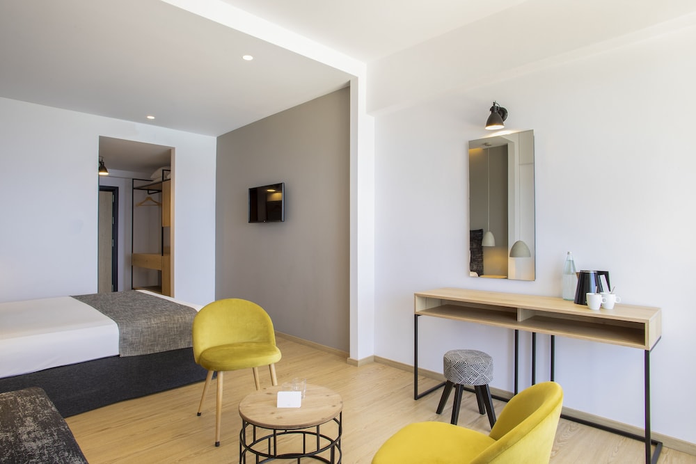 Room (XTRA 2 adults + 1 child)