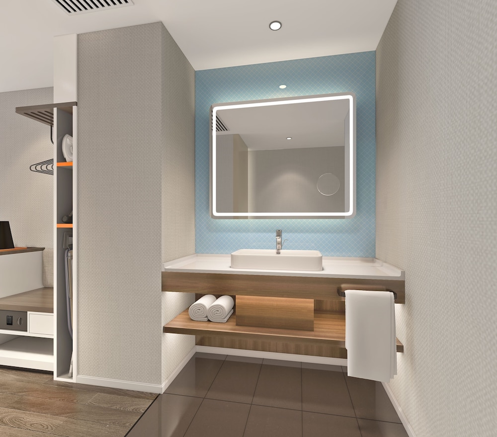 Standard Room, Multiple Beds thumbnail 6