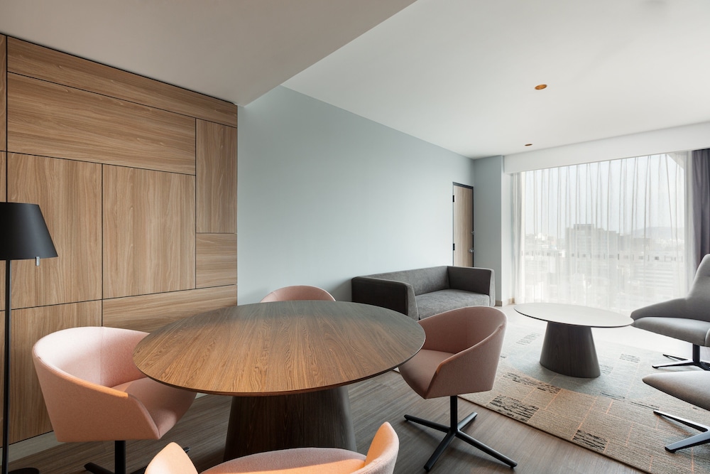 Suite, 1 King Bed - Photo 6