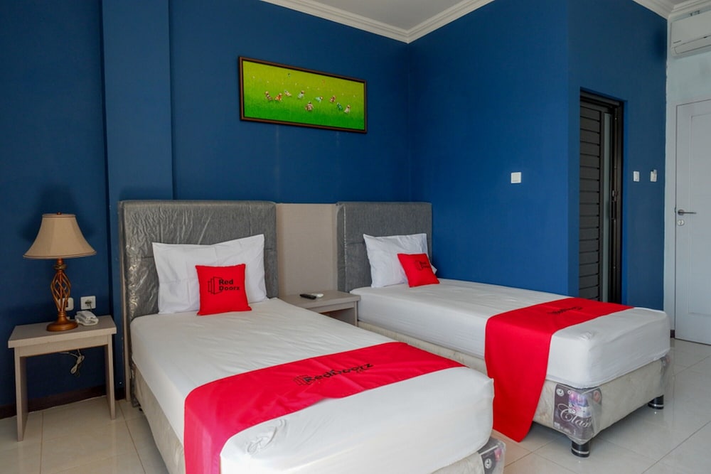 Premium Twin Room (RedDoorz) - Photo 4