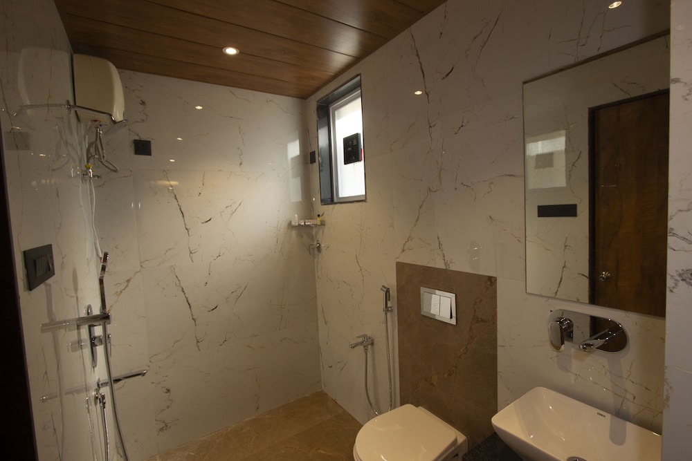 Deluxe Room - Photo 13