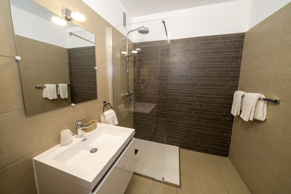 Comfort Double or Twin Room, Balcony - Photo 4