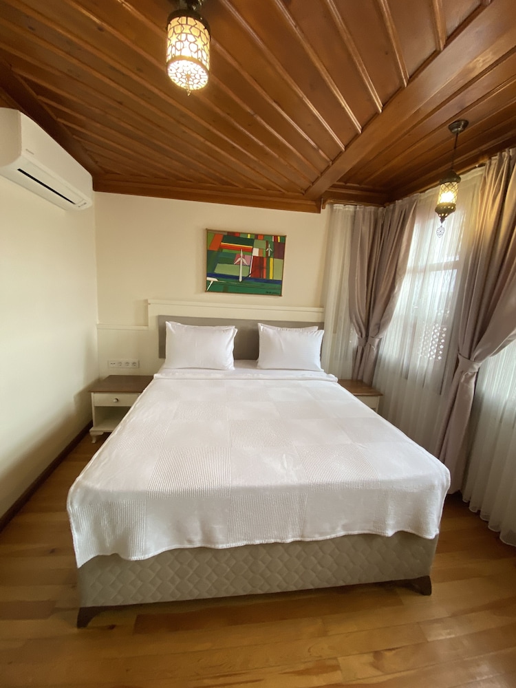 Deluxe Double Room thumbnail 6