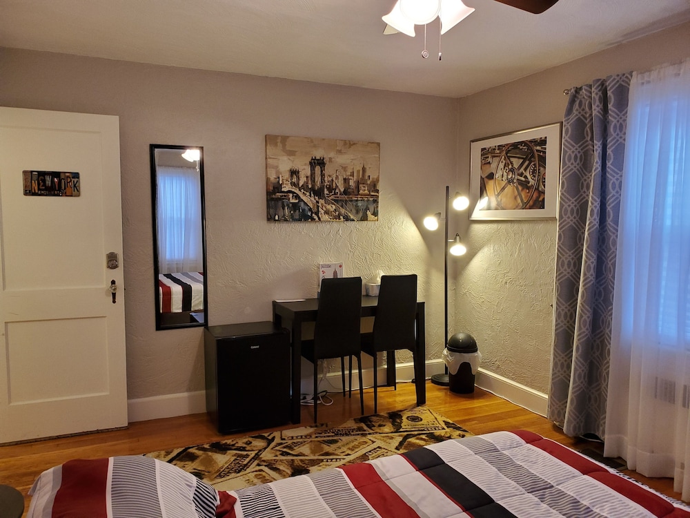 New York (Queen room with Shared bathrooms) photo 3