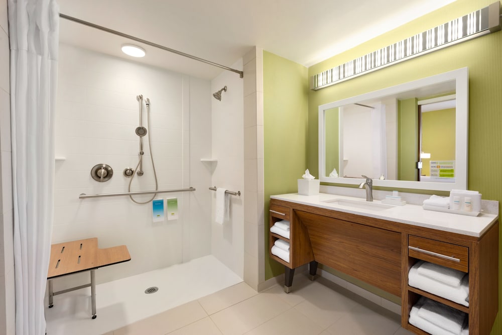 Studio, 1 King Bed, Accessible (Roll-in Shower) photo 2