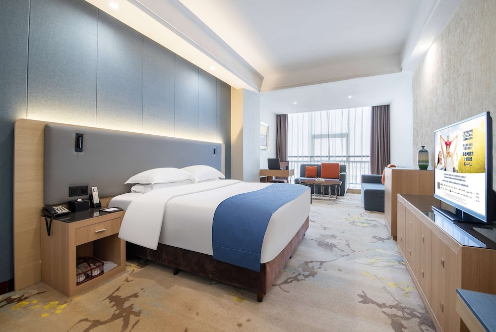 Suite, 1 King Bed, Non Smoking photo 1