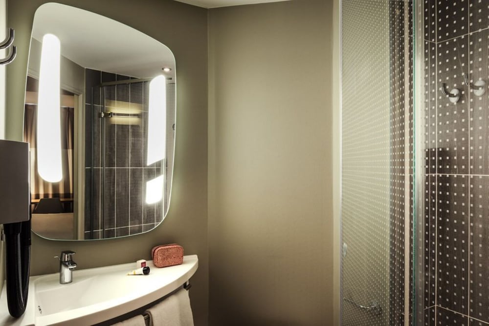 Standard Room, Multiple Beds - Photo 6