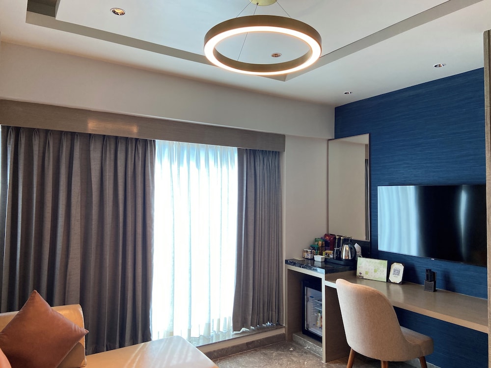 Executive Suite - Photo 4