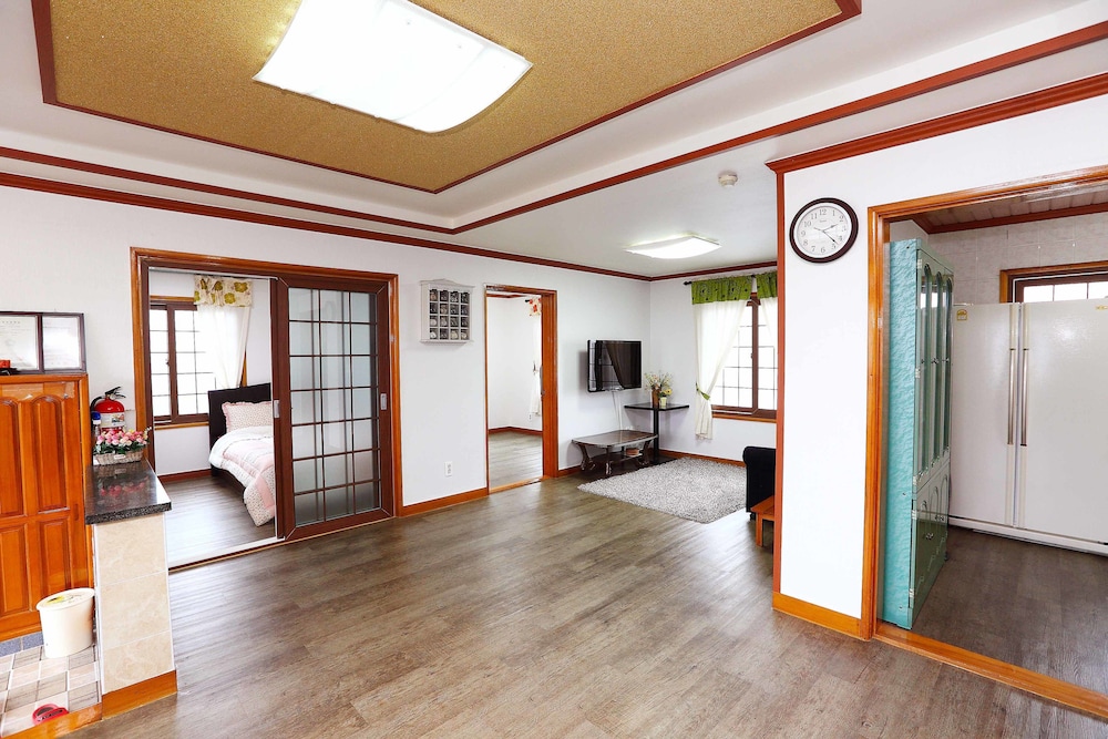 Family Room, 3 Bedrooms photo 1