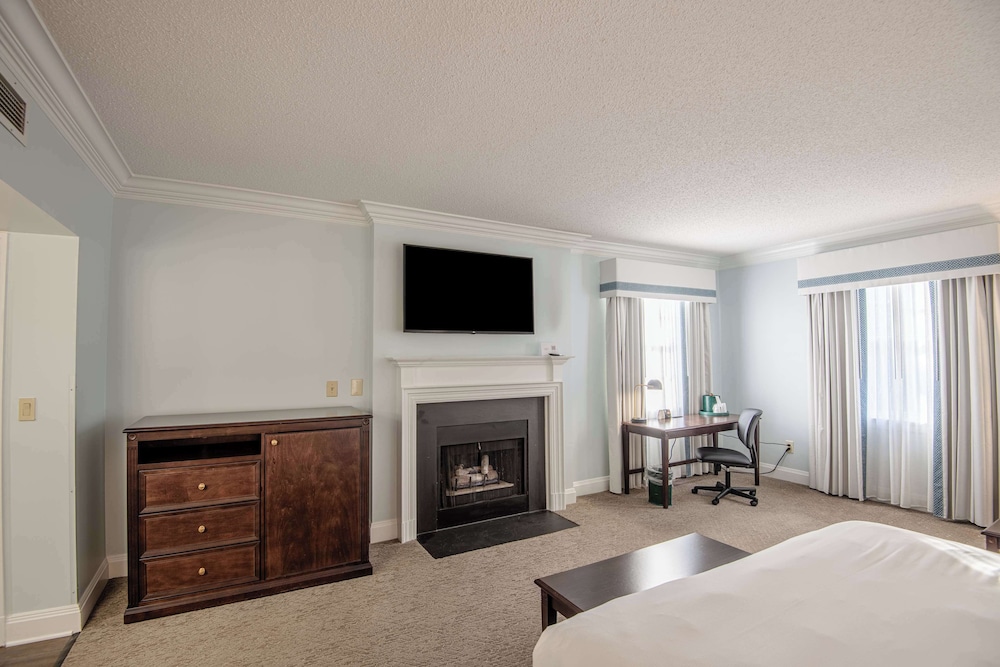 Suite, 1 King Bed, Fireplace