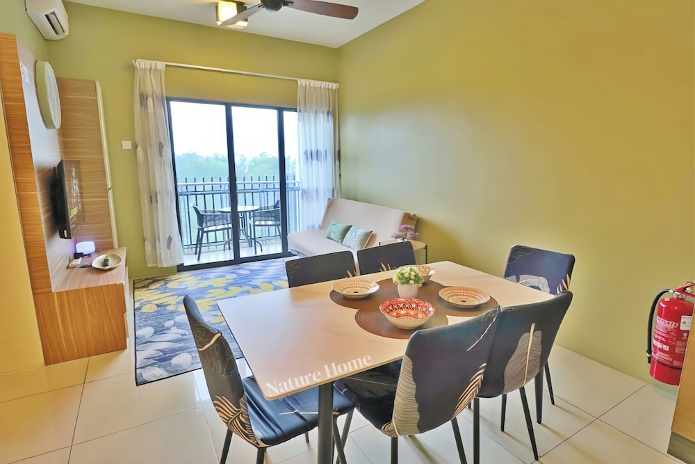 Deluxe Apartment, 2 Bedrooms, Sea View, Beachside - Photo 2