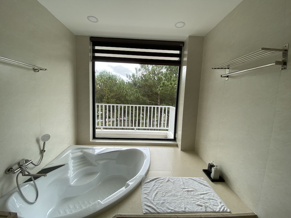 Premier Room, Garden View - Photo 4