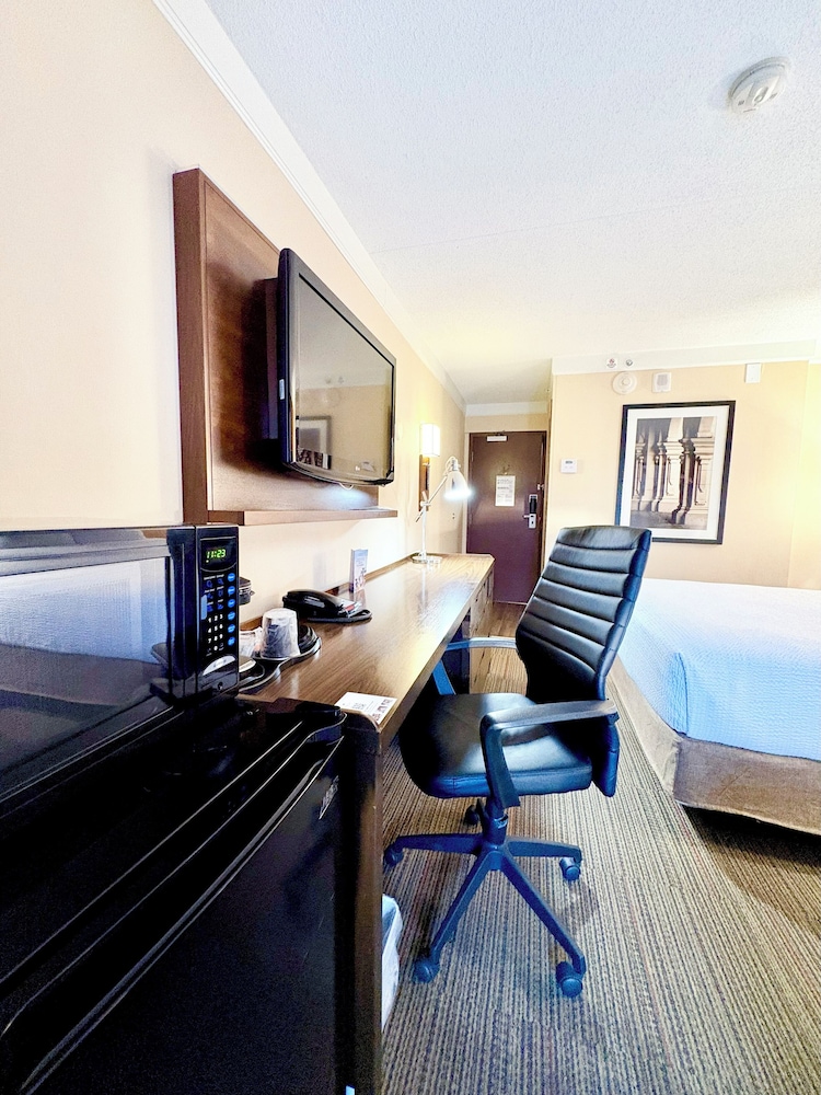 Room, 2 Queen Beds, Non Smoking - Photo 8