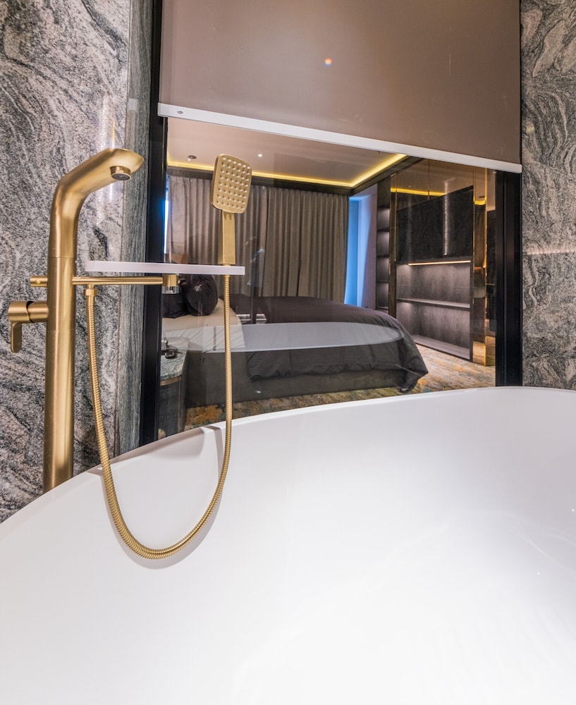 Executive Room - Photo 25