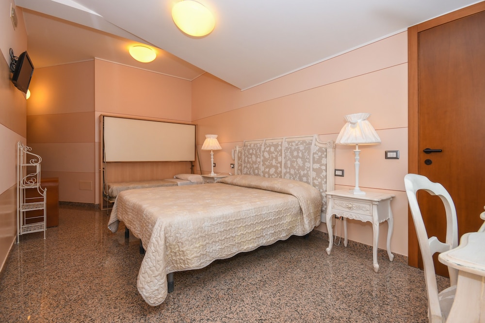 Classic Quadruple Room, Ensuite photo 2