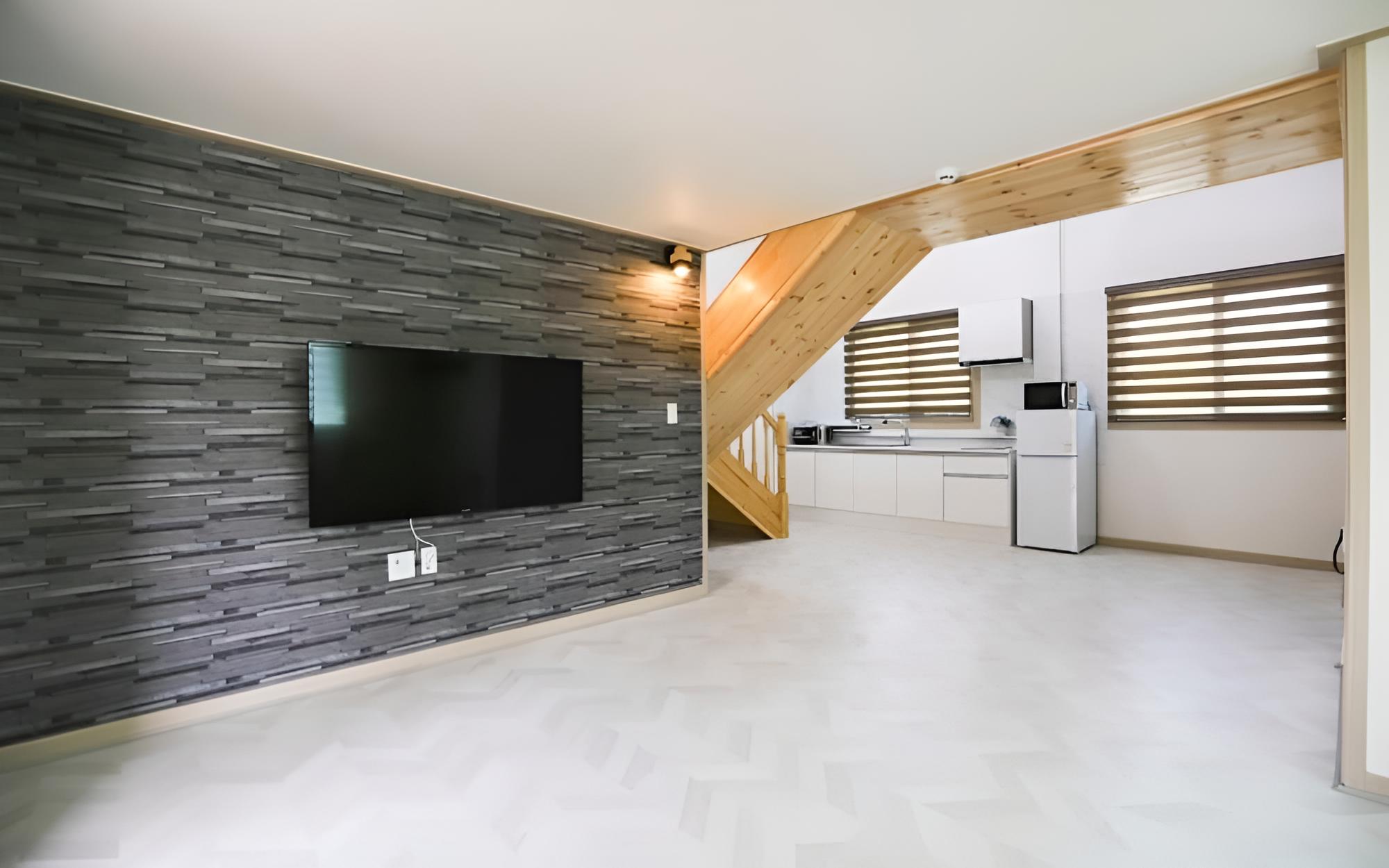Room (Room 202) - Photo 7