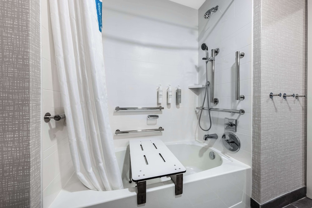 Room, 2 Queen Beds, Bathtub (Hearing) - Photo 4